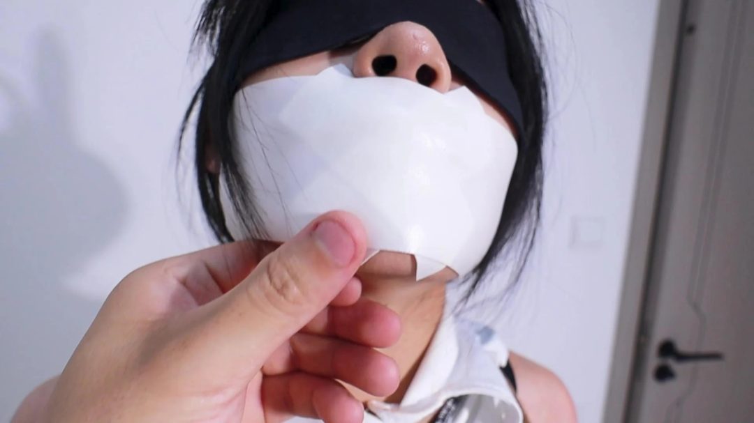 【皆非】《驯化成奴2》 这次货物换上一身性感的兔女郎接着训化（波波贝+电击呻吟昏厥，马具口球让其口水流淌。欧式捆绑|强制站立|M腿束缚|挑逗抚摸|打屁股|跪式教育|丝袜胶带封嘴|丝袜套头|胶带包手