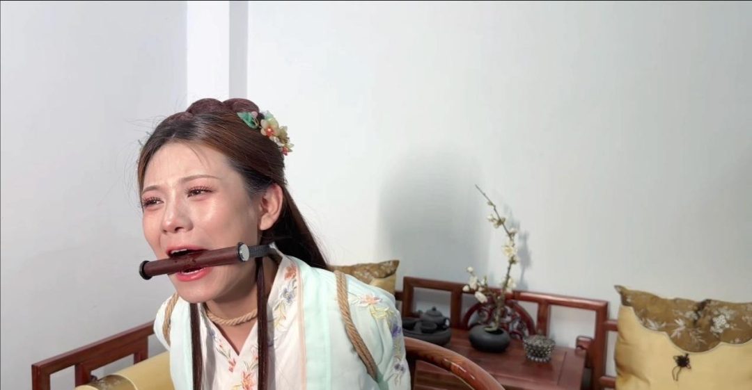 【梦川】古装【大胆侍女 】口枷 脚趾缚 后手直臂侍女进太后房间偷取玉玺被侍卫发现 将侍女捆绑起来挠脚 并将其捆绑在椅子上折磨