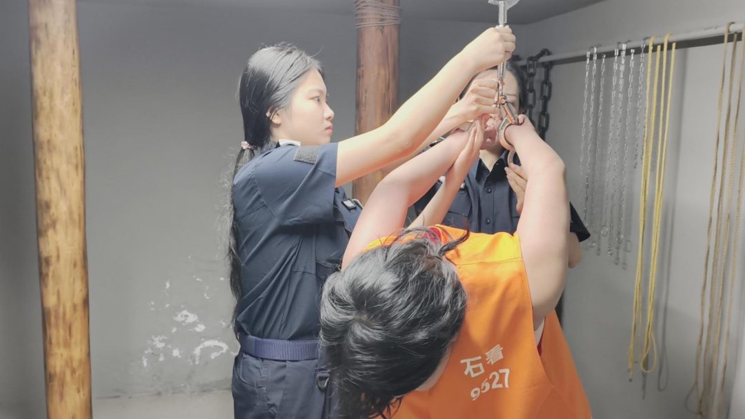 【忘忧社工作室】张海丽因涉嫌走私罪被捕，她坚称自己未犯法并拒绝交代。对她进行审讯和体检，并拍照留档。