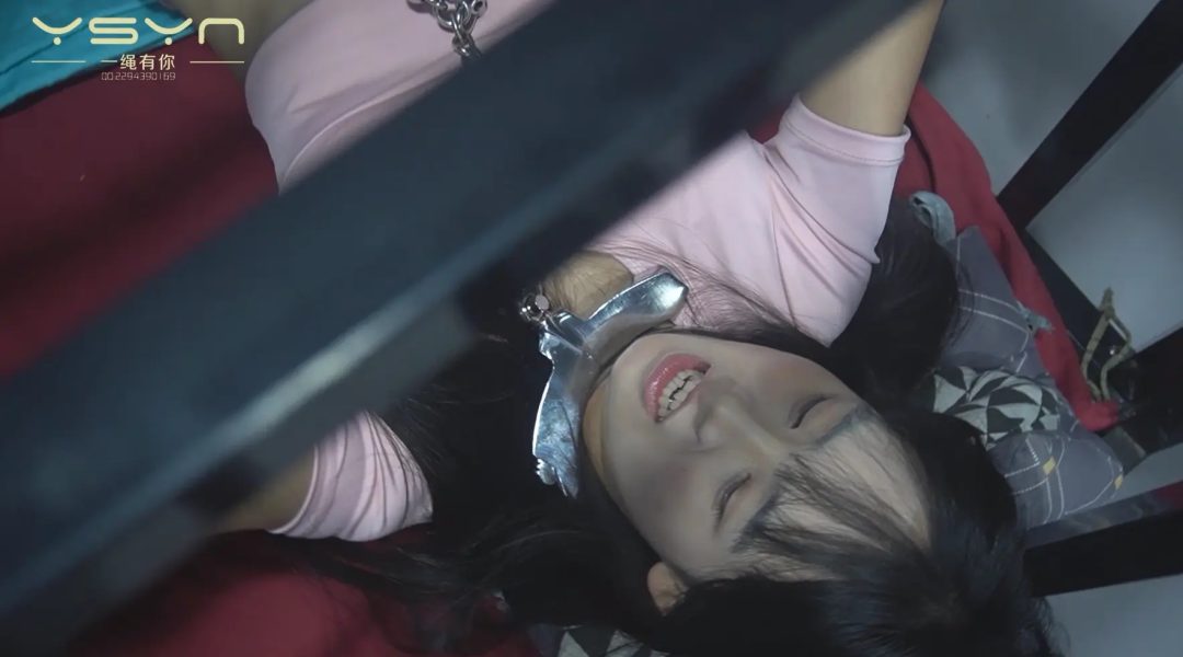 【孤锁寒笼】被囚禁暗室的漂亮女孩婷婷戴着颈手拷脚铐押到笼子里各种姿势打挠玩弄