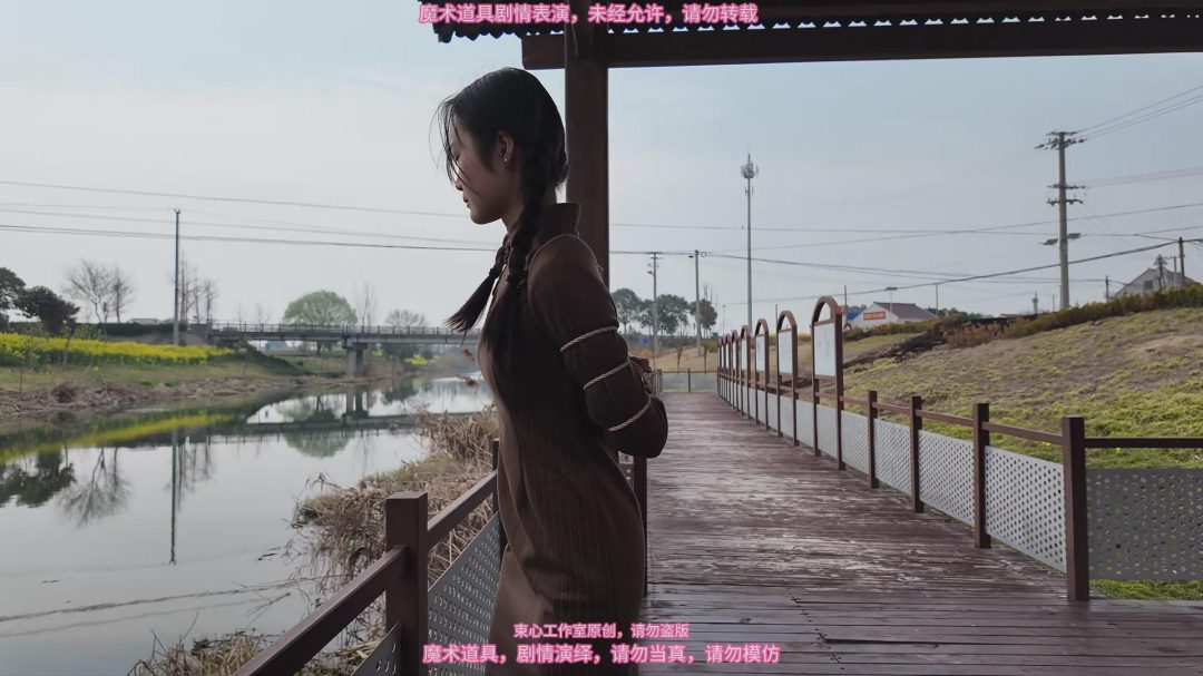 月月旗袍，古桥五花，三月拍的，油菜花很漂亮