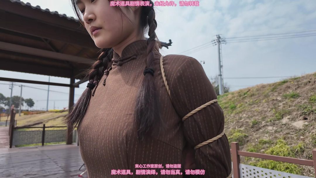 月月旗袍，古桥五花，三月拍的，油菜花很漂亮