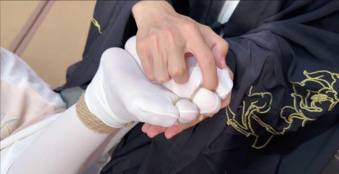 【梦川】古装【大胆侍女 】口枷 脚趾缚 后手直臂侍女进太后房间偷取玉玺被侍卫发现 将侍女捆绑起来挠脚 并将其捆绑在椅子上折磨