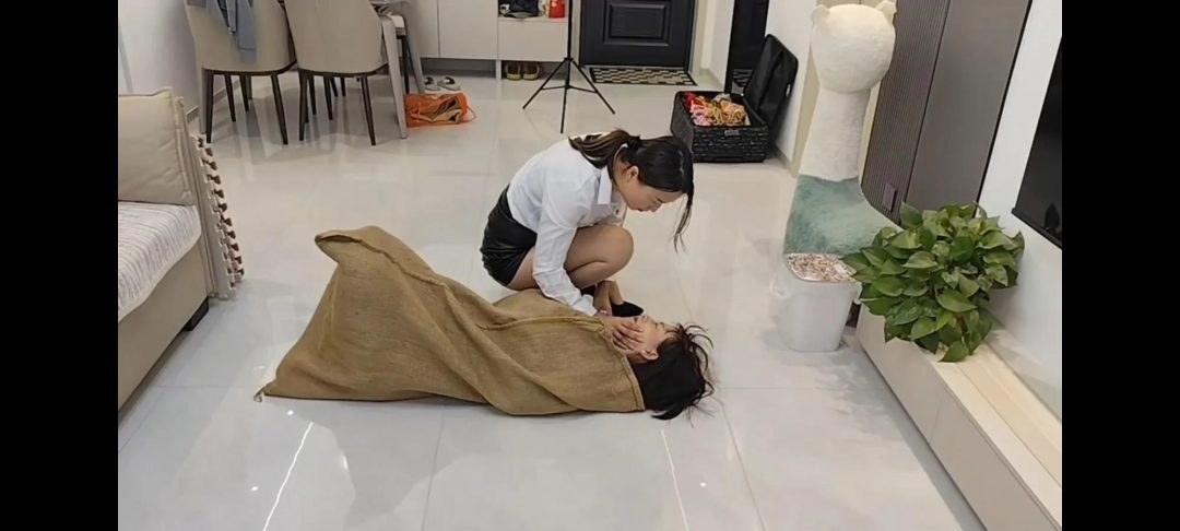 被反制的女保安
