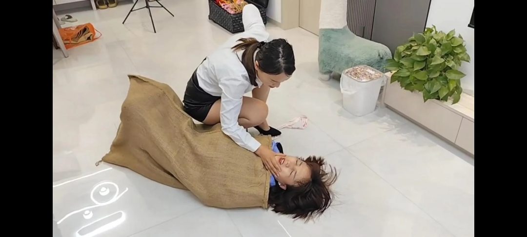 被反制的女保安 被反制的女保安