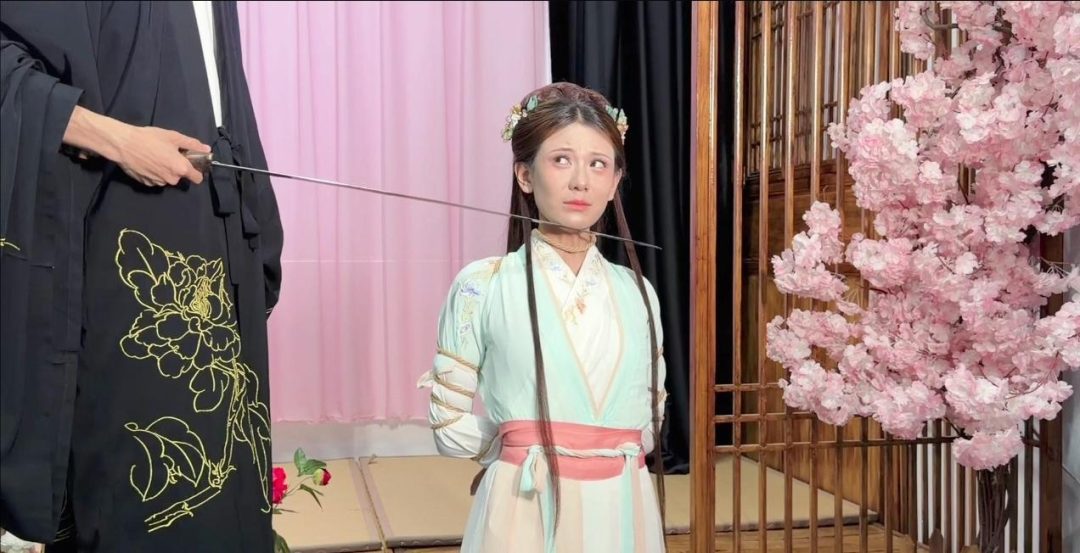 【梦川】古装【大胆侍女 】口枷 脚趾缚 后手直臂侍女进太后房间偷取玉玺被侍卫发现 将侍女捆绑起来挠脚 并将其捆绑在椅子上折磨