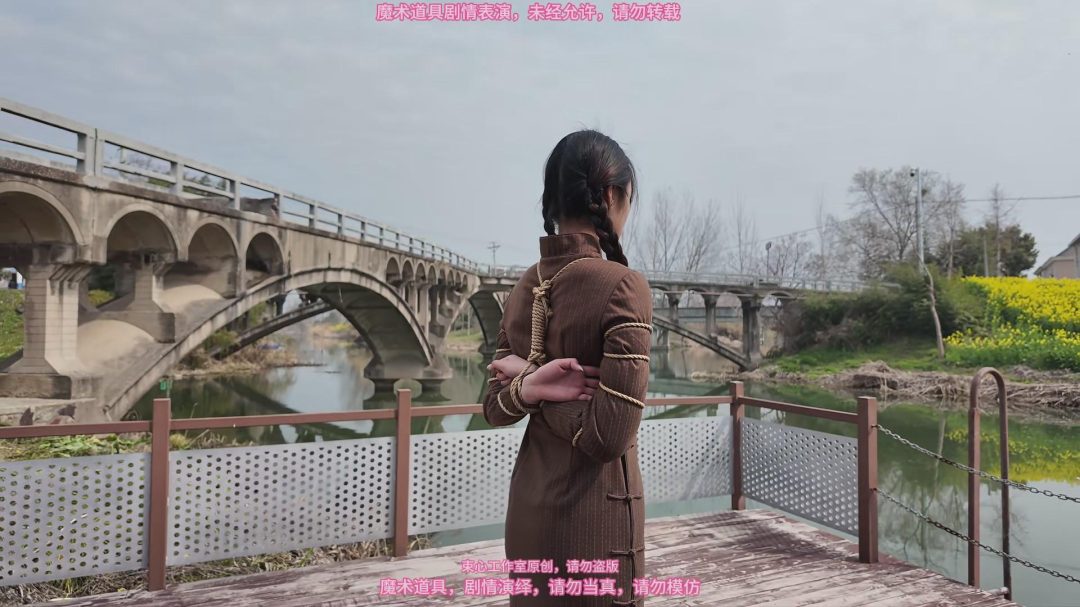 月月旗袍，古桥五花，三月拍的，油菜花很漂亮