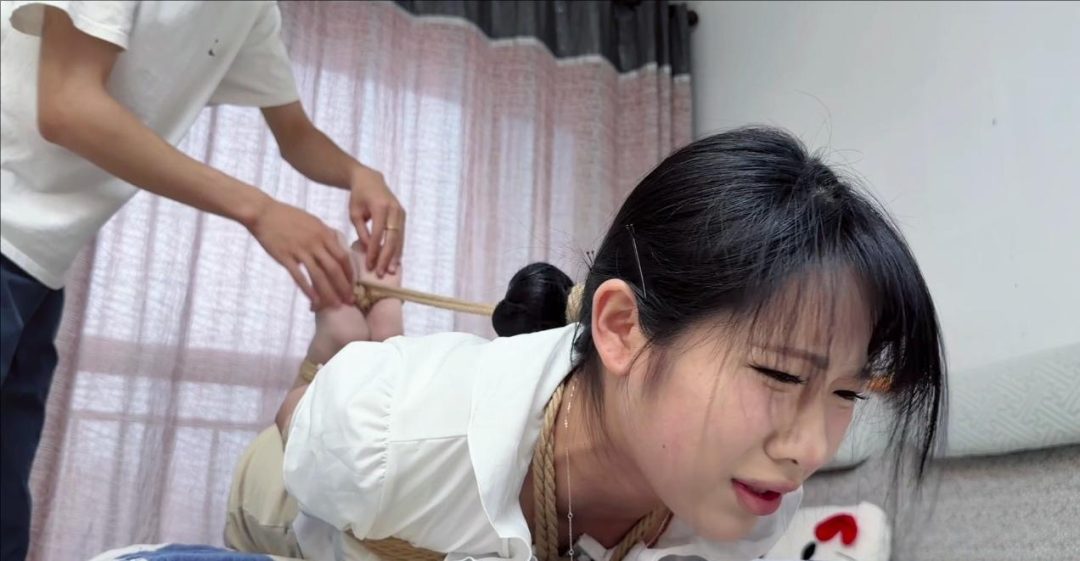 【女教师】小骨 紧缚驷马 tk 口球 由于绑的很紧女教师的腿麻了 整个玉足也勒的发紫