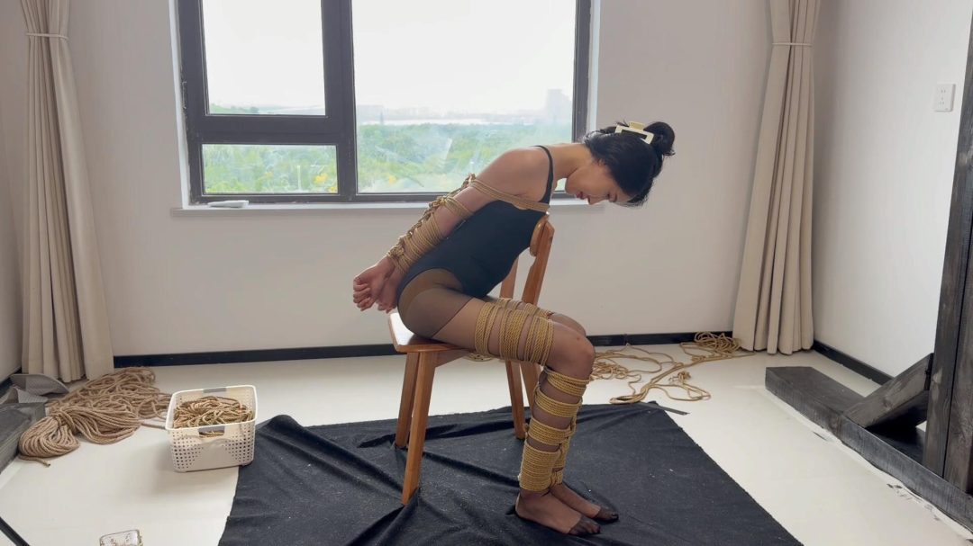 【胖竹子】【以安】黑丝舞蹈生的劫难 日式结构欧式直臂并腿椅子缚 上