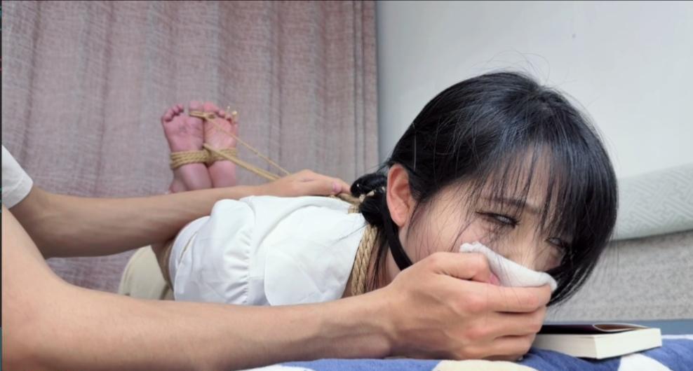 【女教师】小骨 紧缚驷马 tk 口球 由于绑的很紧女教师的腿麻了 整个玉足也勒的发紫