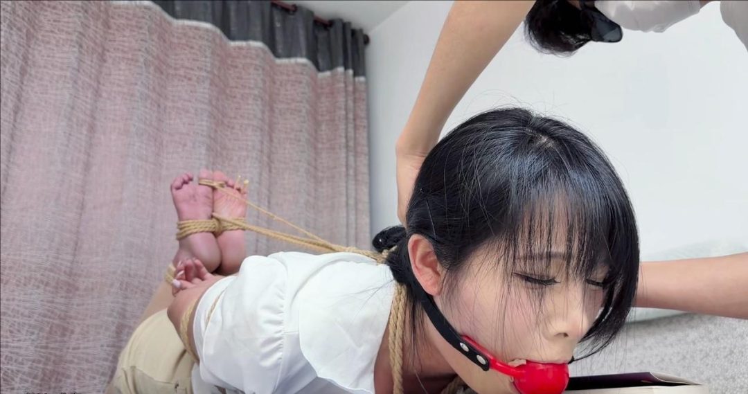 【女教师】小骨 紧缚驷马 tk 口球 由于绑的很紧女教师的腿麻了 整个玉足也勒的发紫