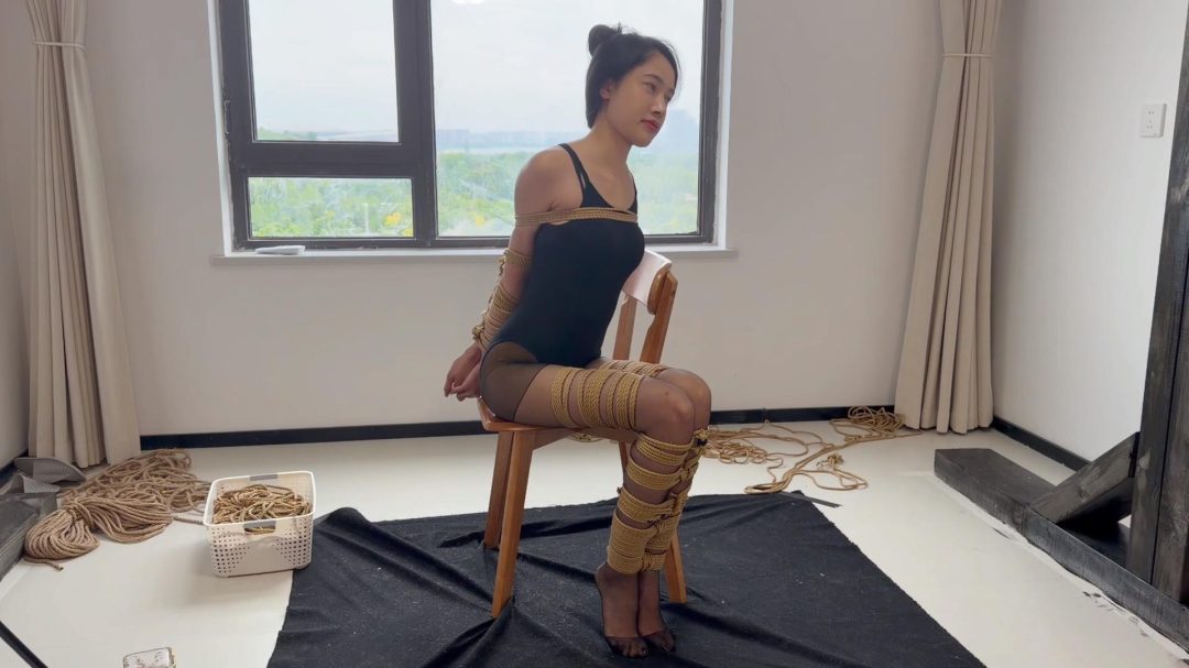 【胖竹子】【以安】黑丝舞蹈生的劫难 日式结构欧式直臂并腿椅子缚 上