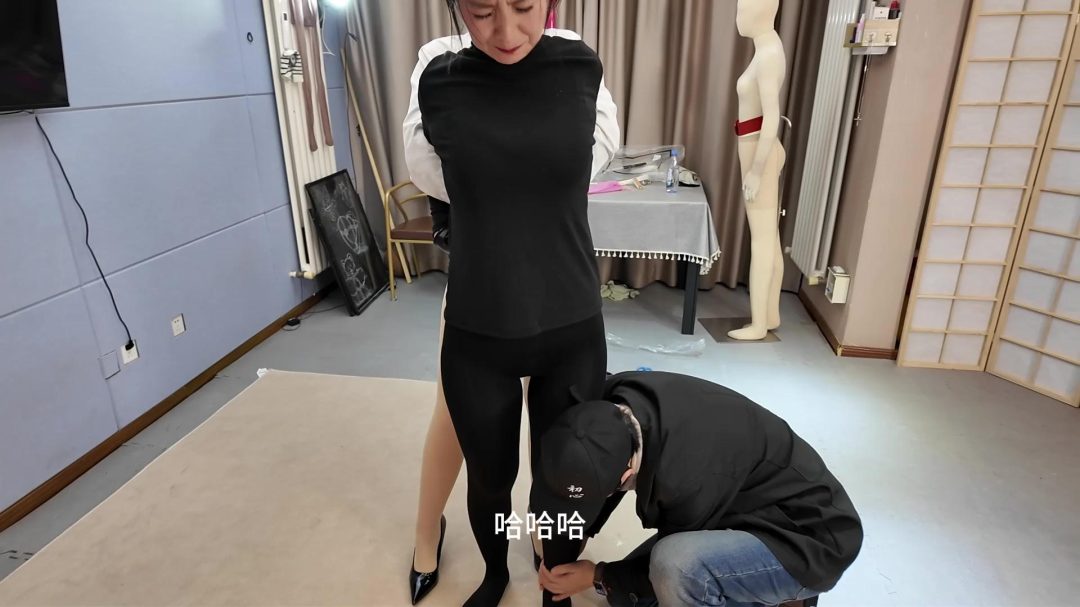 初心定拍字幕剧情：《邪门》第三集，【陈依依】【紫涵】主演，木乃伊、全包、严厉拘束、抚摸玩弄、放置