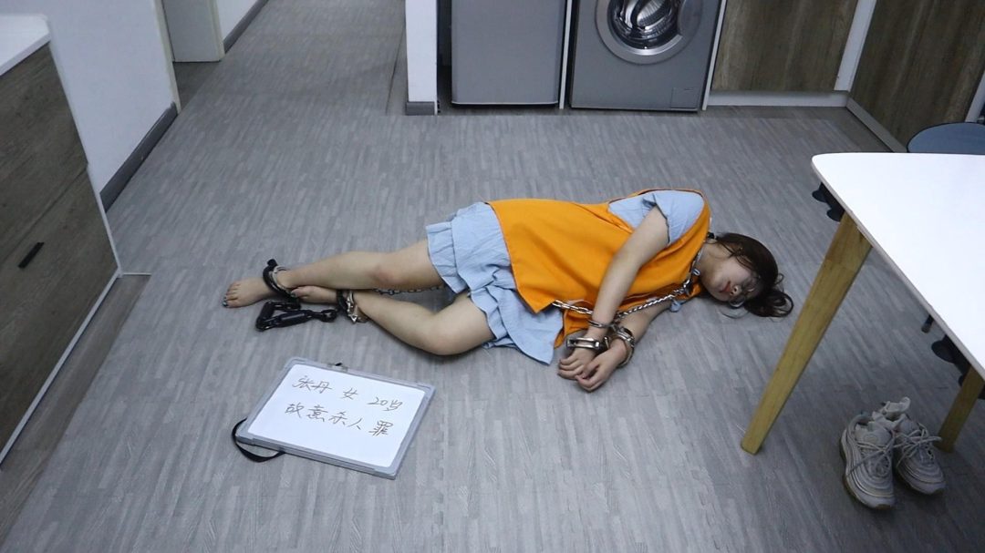 趾间艺束工作室 婉婉 渣男前任被捕 审讯审判处决 挠脚挠全身TK 手铐脚铐脚镣 超怕痒的眼镜娘