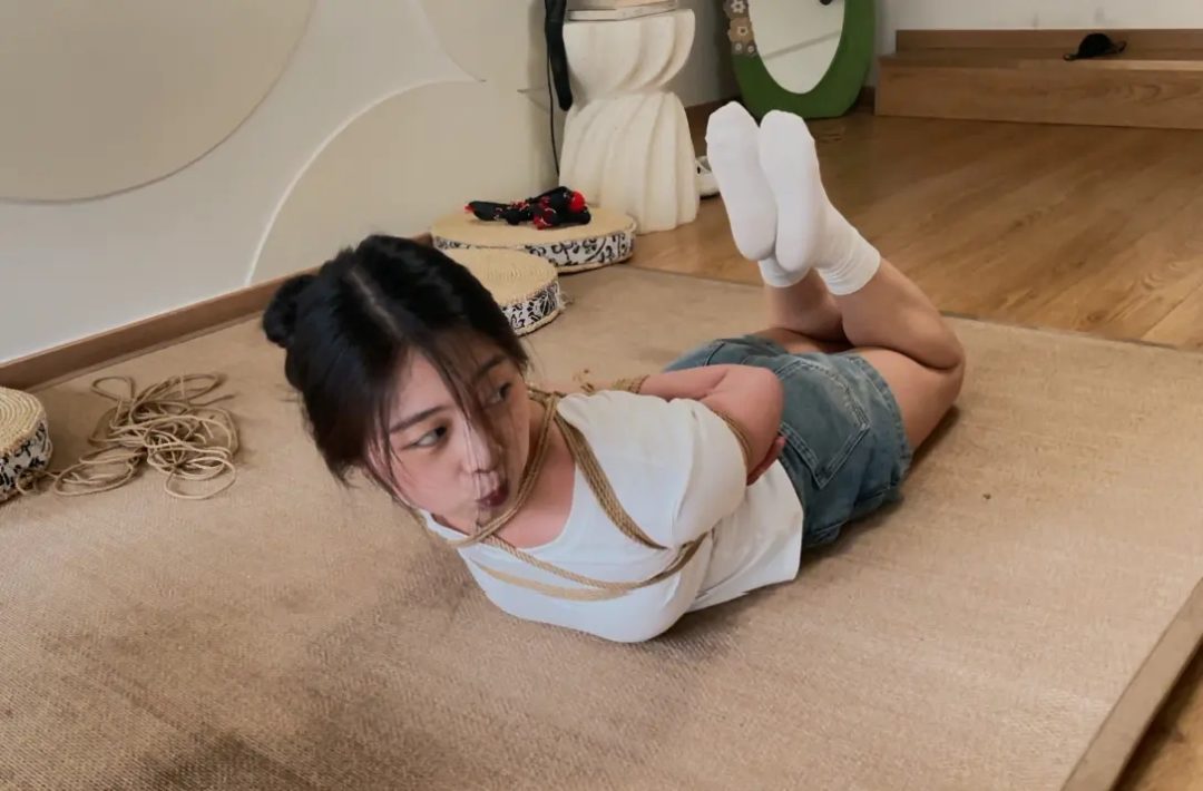绳艺日常，超可爱的眼镜妹，还挺耐绑