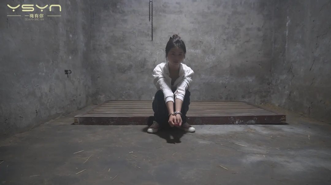 【罪恶囚禁】小菲颈拷不锈钢连杆放风时逃跑未果被惩罚带到牢房金属驷马挣扎挠脚心满头大汗