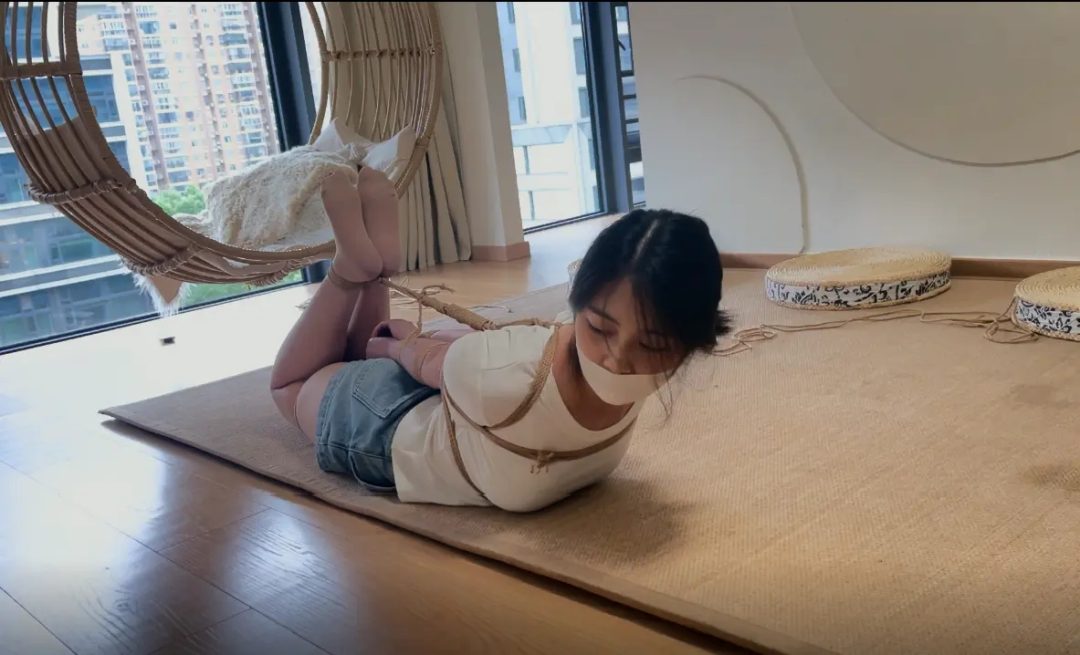 绳艺日常，超可爱的眼镜妹，还挺耐绑