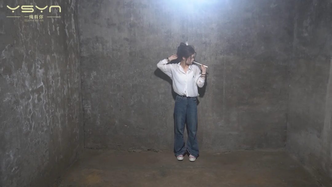 【罪恶囚禁】小菲颈拷不锈钢连杆放风时逃跑未果被惩罚带到牢房金属驷马挣扎挠脚心满头大汗
