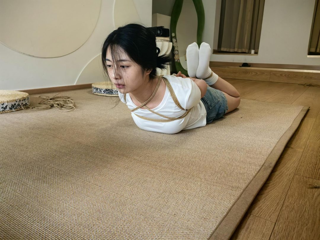 绳艺日常，超可爱的眼镜妹，还挺耐绑