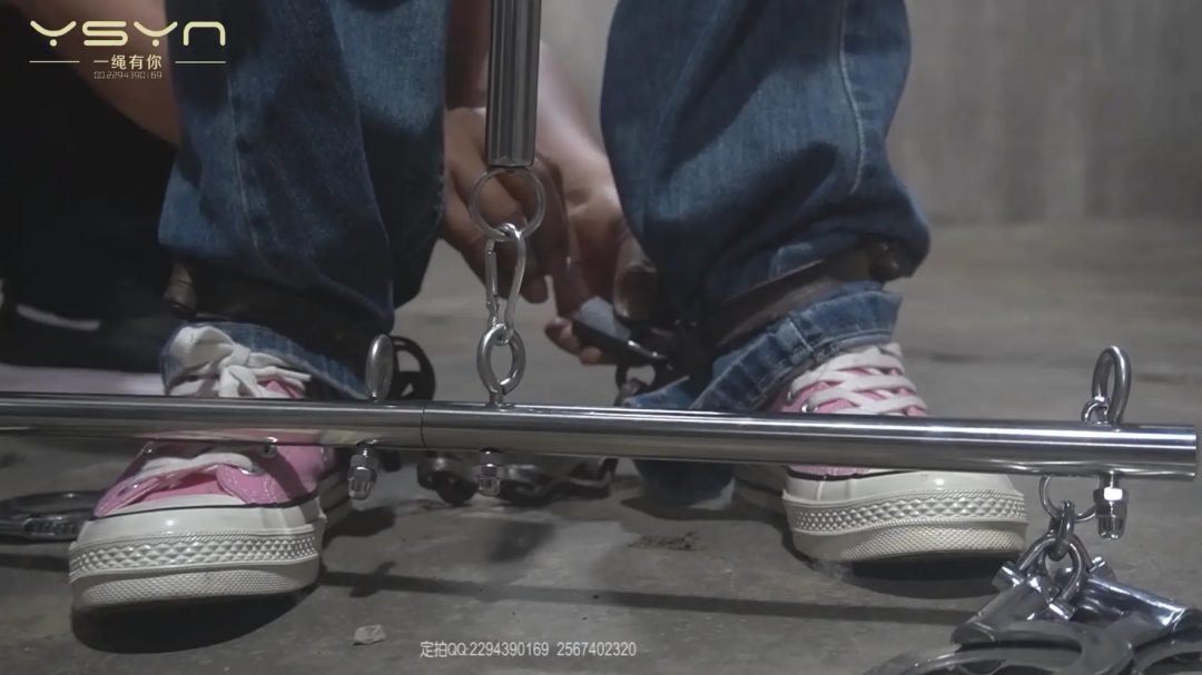 【罪恶囚禁】小菲颈拷不锈钢连杆放风时逃跑未果被惩罚带到牢房金属驷马挣扎挠脚心满头大汗