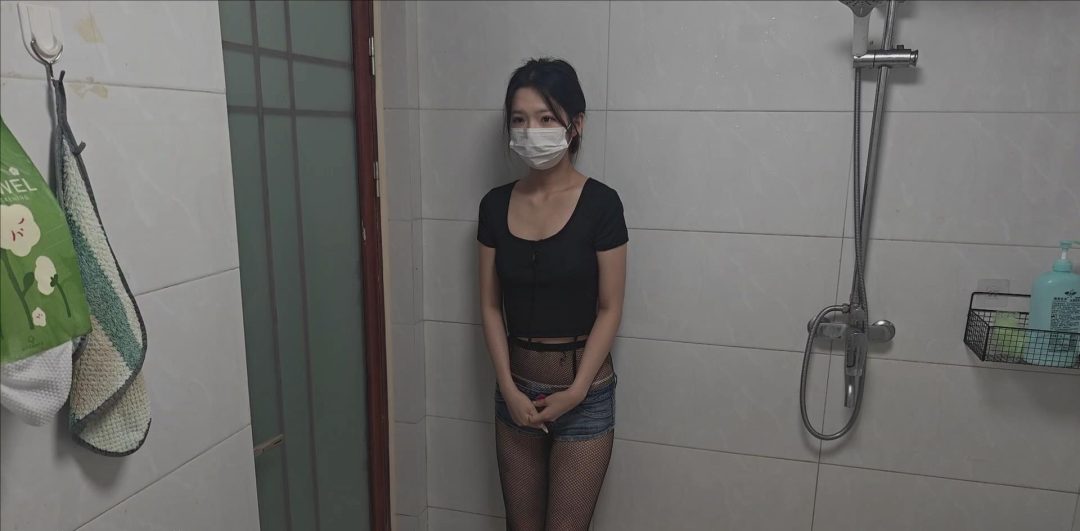 《GD绳束》（私人定拍）模特桃桃 穿高跟渔网袜鞋强行站立 真空 湿身 沐浴露 涂抹全身