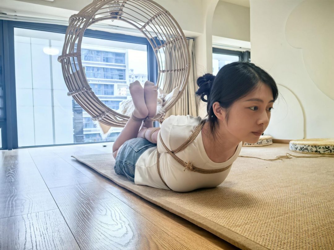 绳艺日常，超可爱的眼镜妹，还挺耐绑