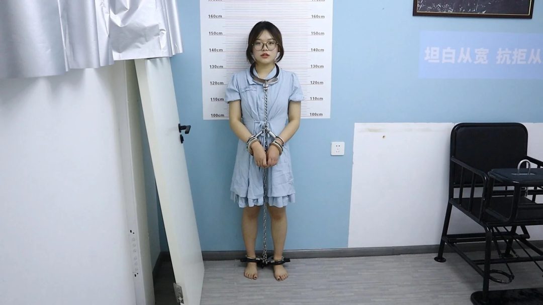 趾间艺束工作室 婉婉 渣男前任被捕 审讯审判处决 挠脚挠全身TK 手铐脚铐脚镣 超怕痒的眼镜娘