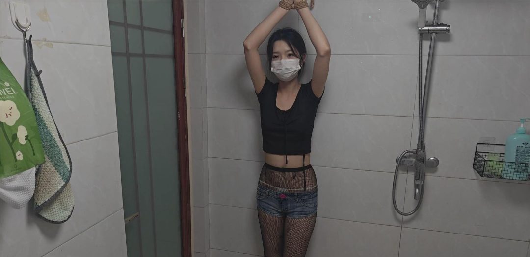 《GD绳束》（私人定拍）模特桃桃 穿高跟渔网袜鞋强行站立 真空 湿身 沐浴露 涂抹全身