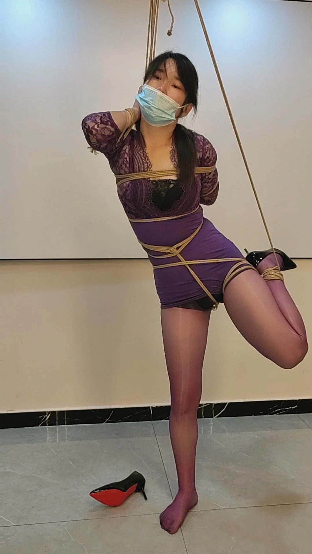 二胎妈妈清冉的紫色情趣丝袜单腿吊,崩溃的表演 二胎妈妈清冉的紫色情趣丝袜单腿吊,崩溃的表演