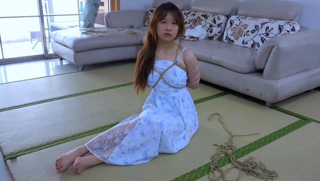 小杨五花口球一个人放置在家