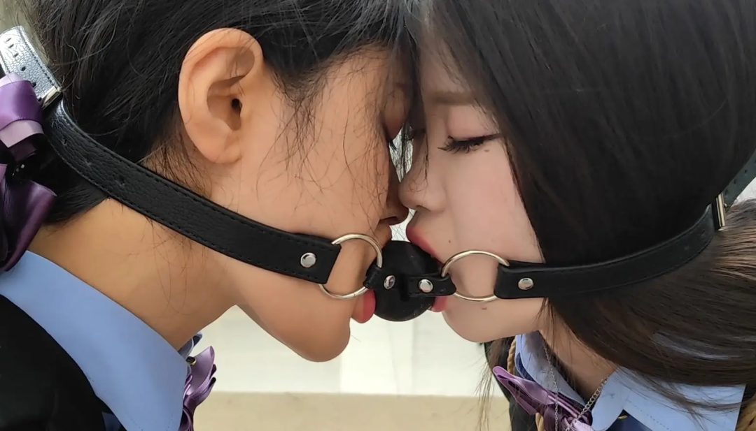 随心原创 制服姐妹花 股绳拔河 双人口球流口水