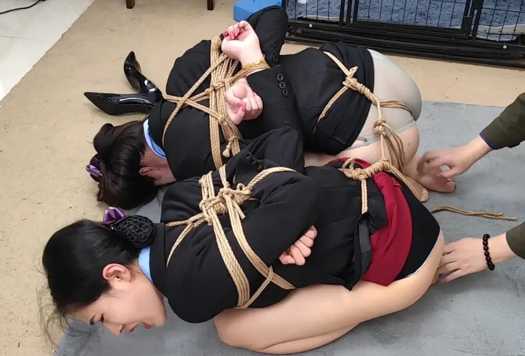 随心原创 制服姐妹花 股绳拔河 双人口球流口水