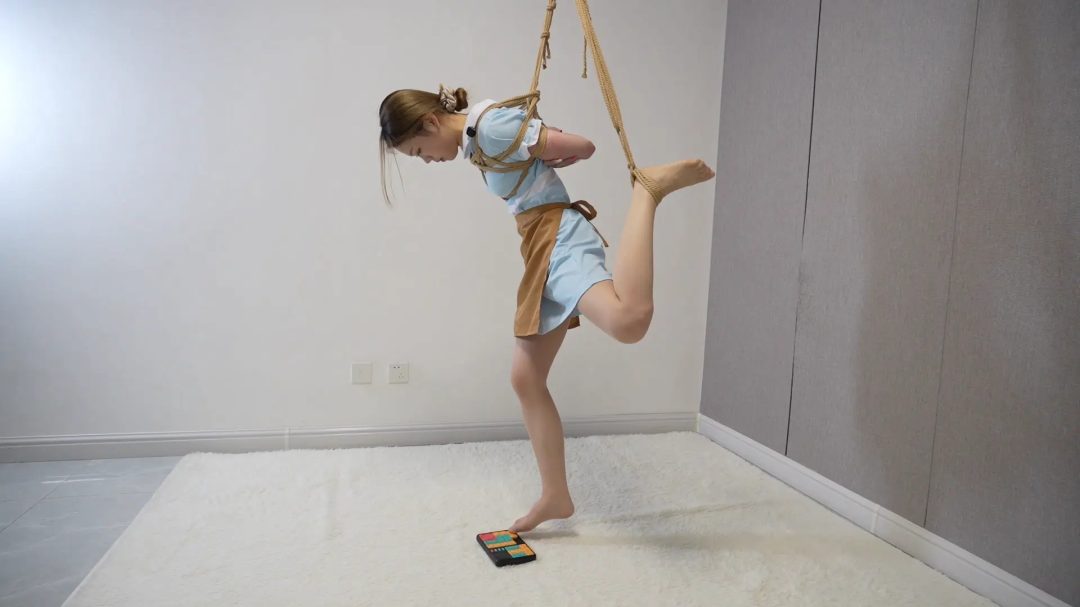 【灰太狼的羊】好利来女仆柔柔单腿吊缚玩华容道，未通关被绑缚超紧驷马，再叠加各种道具TK直至崩溃【日式胸缚＋踮脚罚站＋游戏＋单腿吊缚＋驷马缚＋放置＋挠痒痒】