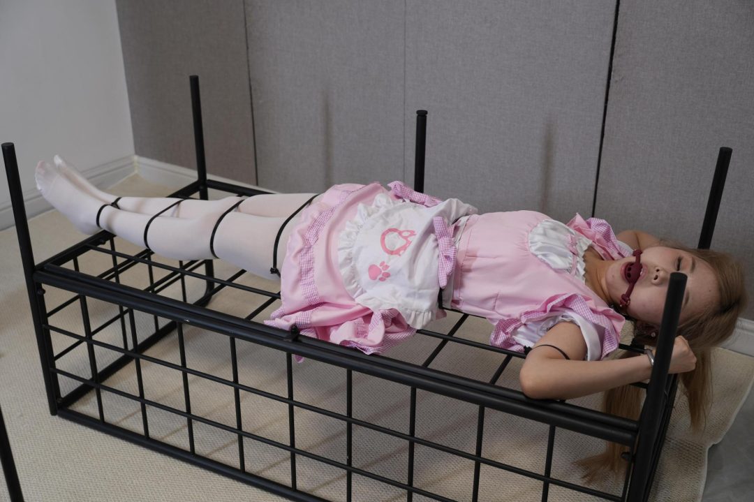 【灰太狼的羊】【客户定拍】粉衣女仆甜甜超长时间挠痒痒，各种道具轮流使用，叠加口球堵嘴，全程痛苦惨叫呻吟【女仆装＋扎带＋口球＋手铐＋并腿缚＋挠痒痒】