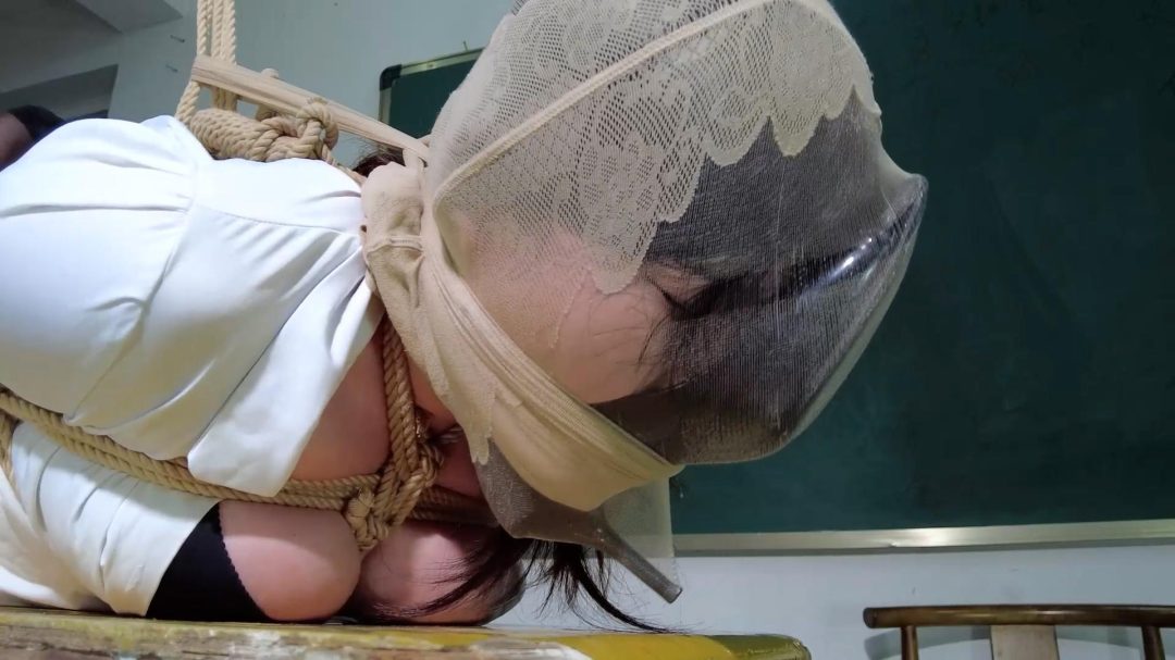 【樱束原创】《老师你也有今天》学生平常被老师打骂叫家长今天彻底爆发狠狠报复自己的老师！将她驷马捆绑在讲台上疯狂挠她痒痒！狠狠抽打屁屁！给她戴口球头套丝袜闻自己的臭鞋.