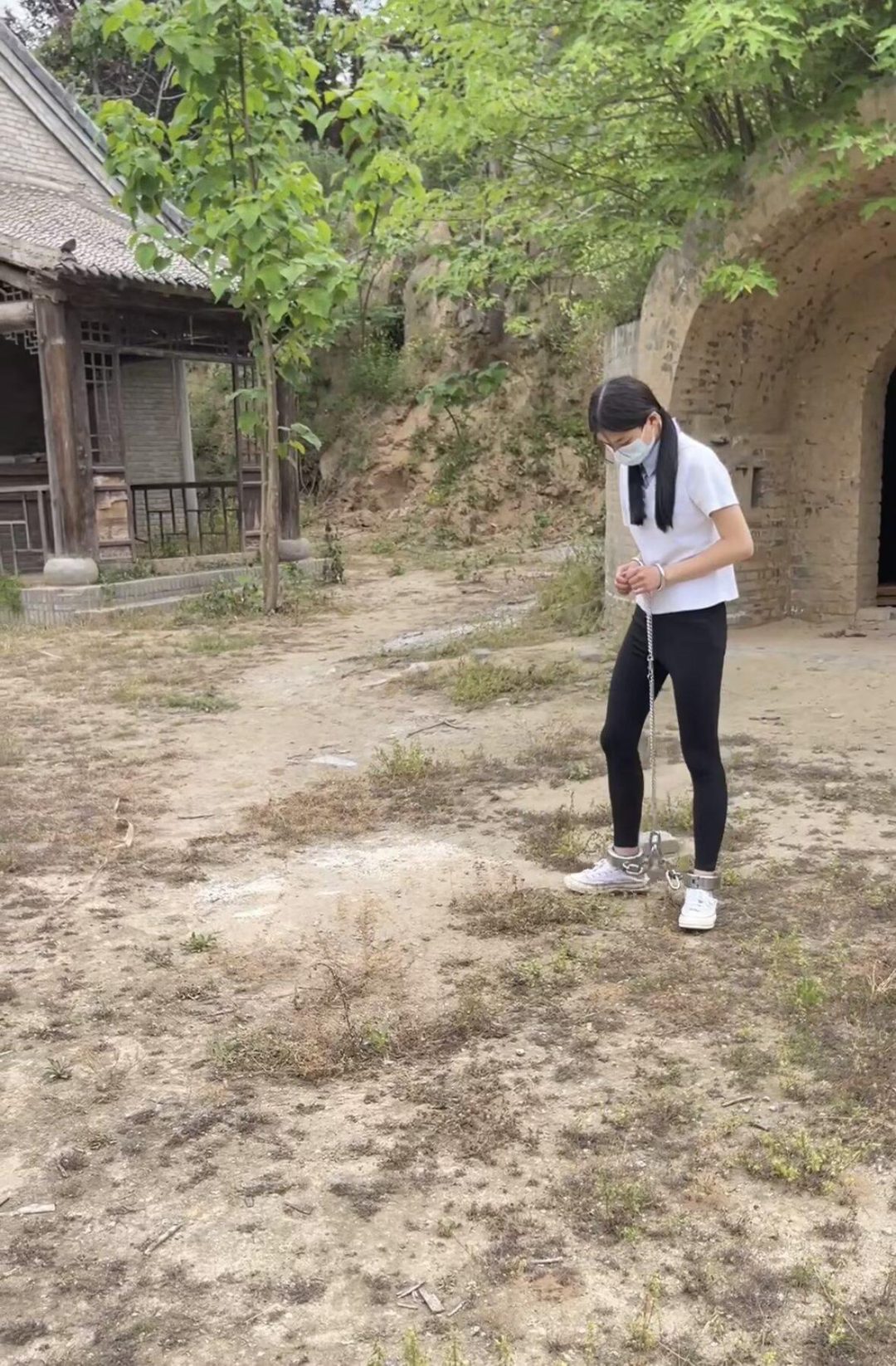 影视城中的10金重镣女孩