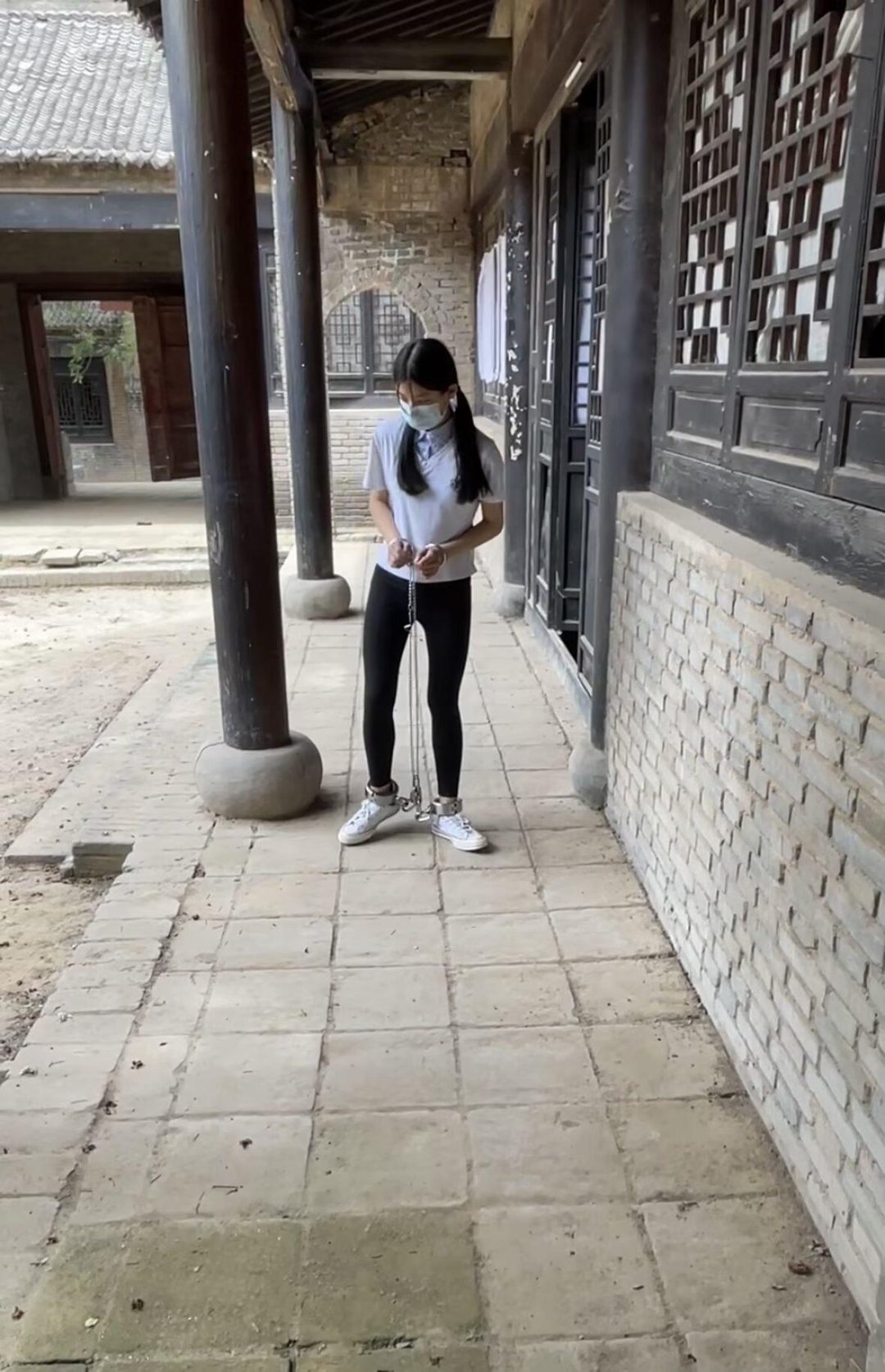 影视城中的10金重镣女孩