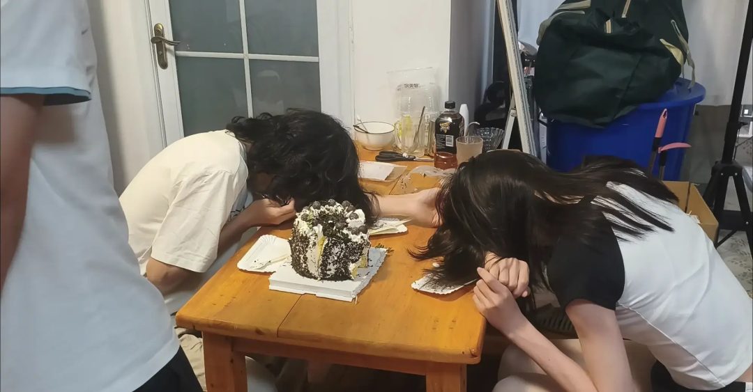 特殊订单三：情侣双人丝袜全包进笼子当脚垫