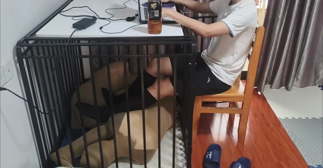 特殊订单三：情侣双人丝袜全包进笼子当脚垫