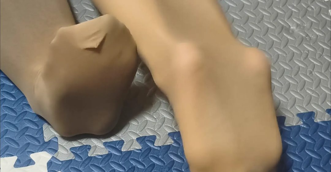 特殊订单三：情侣双人丝袜全包进笼子当脚垫