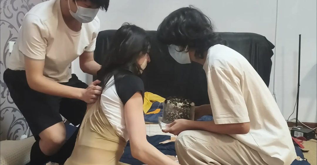 特殊订单三：情侣双人丝袜全包进笼子当脚垫