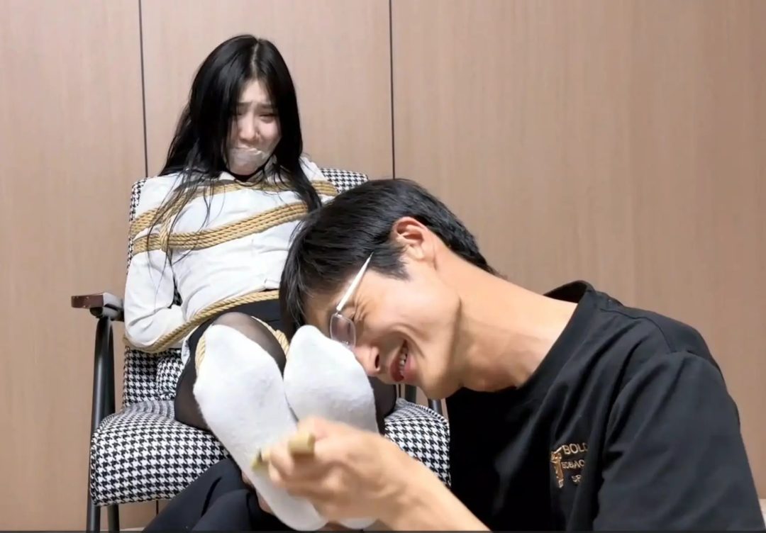 绳密的李子 云雀定拍——美女教师训导学生却被反绑