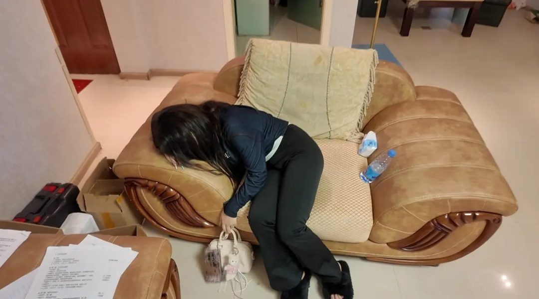 一瓶迷药矿泉水，醒来绑脚