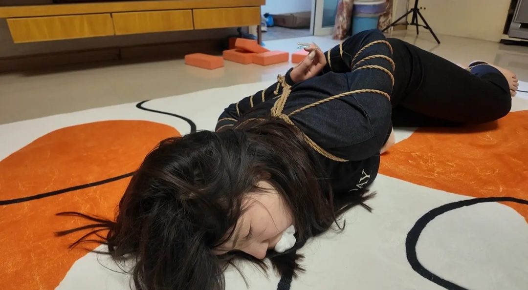 一瓶迷药矿泉水，醒来绑脚