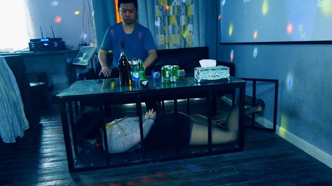 定拍转公映《塑料姐妹》第2集 美女被主人驯服后诱骗闺蜜过来K歌迷晕后绑到主人的地下牢房刑讯