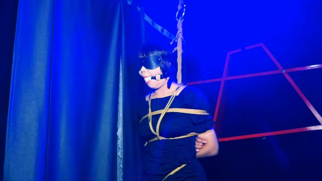 定拍转公映《塑料姐妹》第2集 美女被主人驯服后诱骗闺蜜过来K歌迷晕后绑到主人的地下牢房刑讯