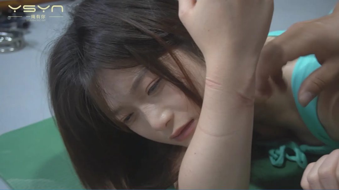 【袭井的惩罚】漂亮女囚身缚枷锁看守带其放风归途时袭击看守被带到惩罚室一番痛苦惩罚