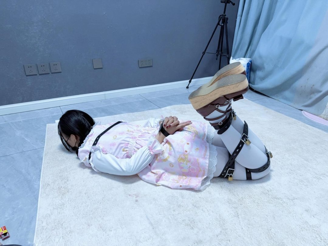 【咕咕】lo娘の逃生挑战！萝莉限时逃脱游戏！90秒未解开追加束缚，失败放弃则接受体罚，否则永不解开