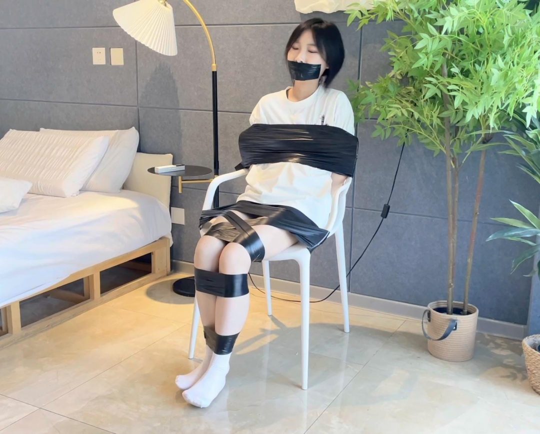【缚艺录】【小媛】黑色胶带与白袜