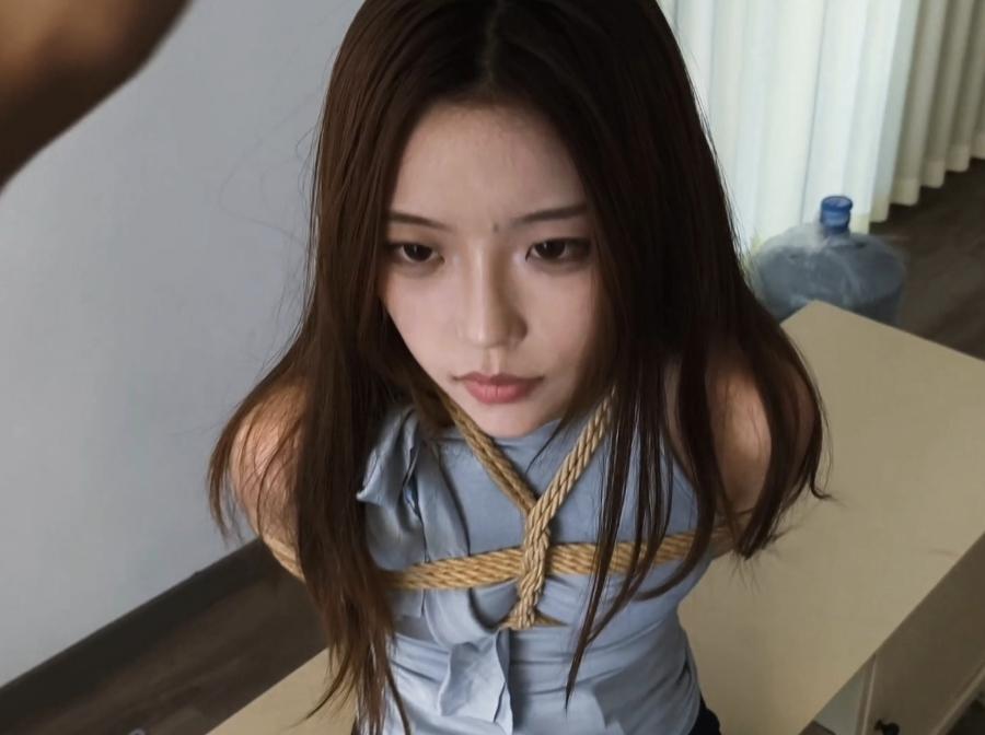 【禾一原创】（私人订制）《威胁小妹》紧缚 驷马口球流水 嘴吊袜子捡球等元素